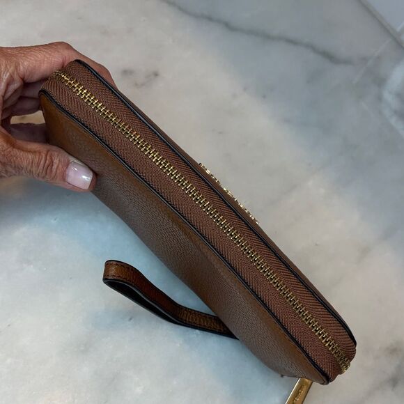 Michael Kors Pebbled Leather Full Zip Jet Set Continental Wallet - Picture 8 of 16